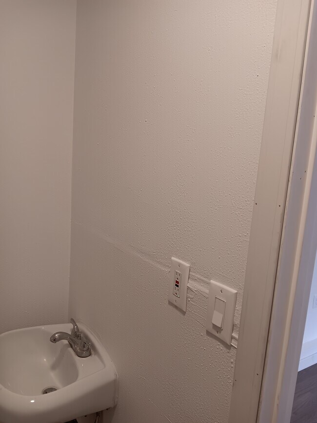 44279 Carolside Ave unit 1, Lancaster, CA 93535 - photo 5