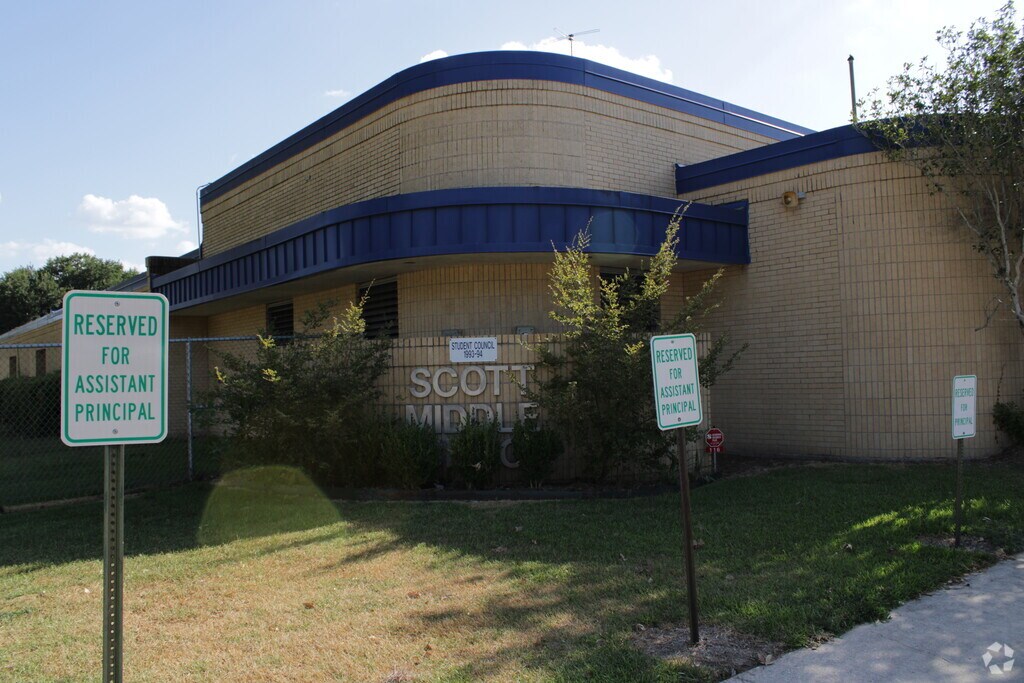 Scott Middle School serves grades 6-8 in the greater Scott area.