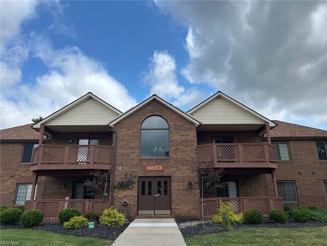 8663 Scenicview Dr unit 205, Broadview Heights, OH 44147 - photo 2