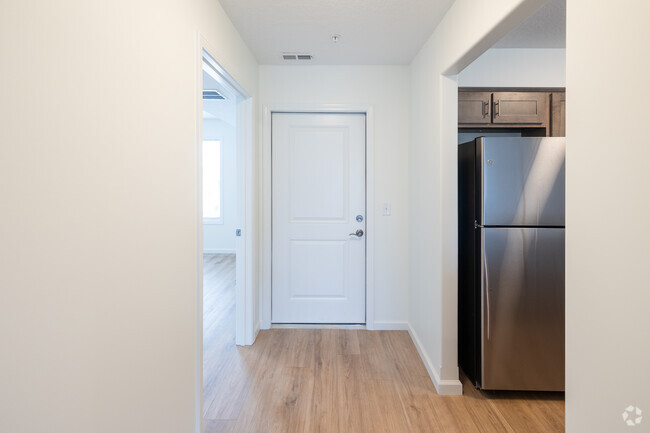 2BD, 1BA - 1,000SF - Entry