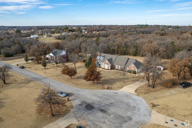 Most homes in Edendale Estates-Newalla have large yards.