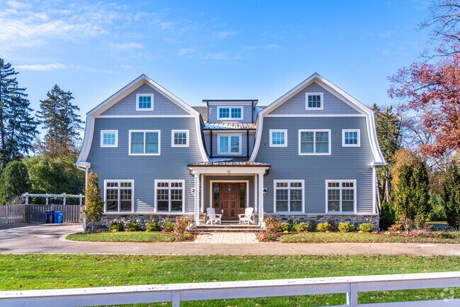 You can find many contemporary homes with unique characteristics in the Golf neighborhood.