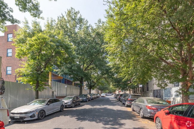 Yeshiva Rabbi Samson Raphael Hirsch is in a residential neighborhood.