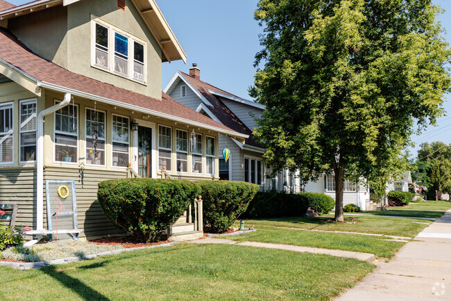 Congress Field features a mix of homes styles such as midcentury, bungalow, and traditional.