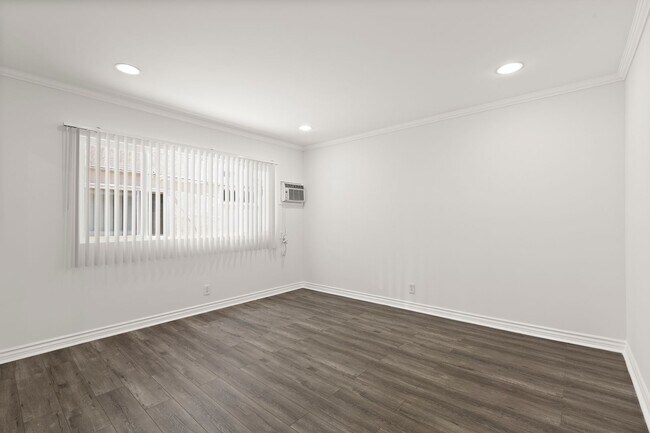 Cozy Perfect Location Three Bedroom Available in Los Angeles!, West Hollywood, CA 90048 - photo 6