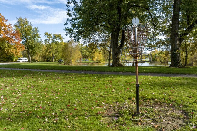 A stone's throw away from Michigan Avenue, experience disc golfing fun at Swinney Park.