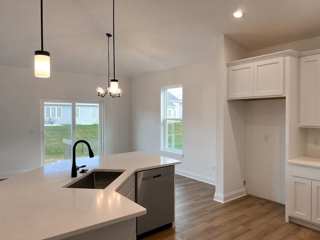 1719 5th St, Eldridge, IA 52748 - photo 5