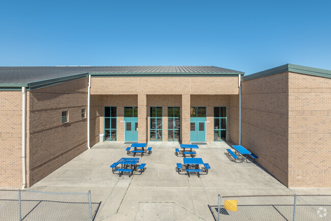 Leander Middle School provide outdoor seating for students to make use of.