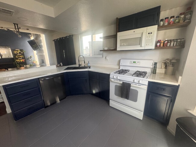 2328 N Bristol View Ct, Las Vegas, NV 89108 - photo 6