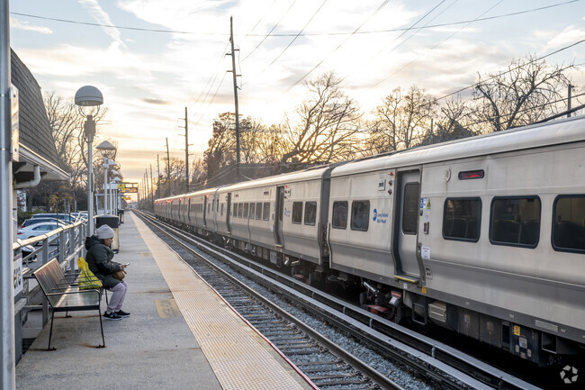 The Woodmere LIRR station provides easy access to Manhattan and all points east.