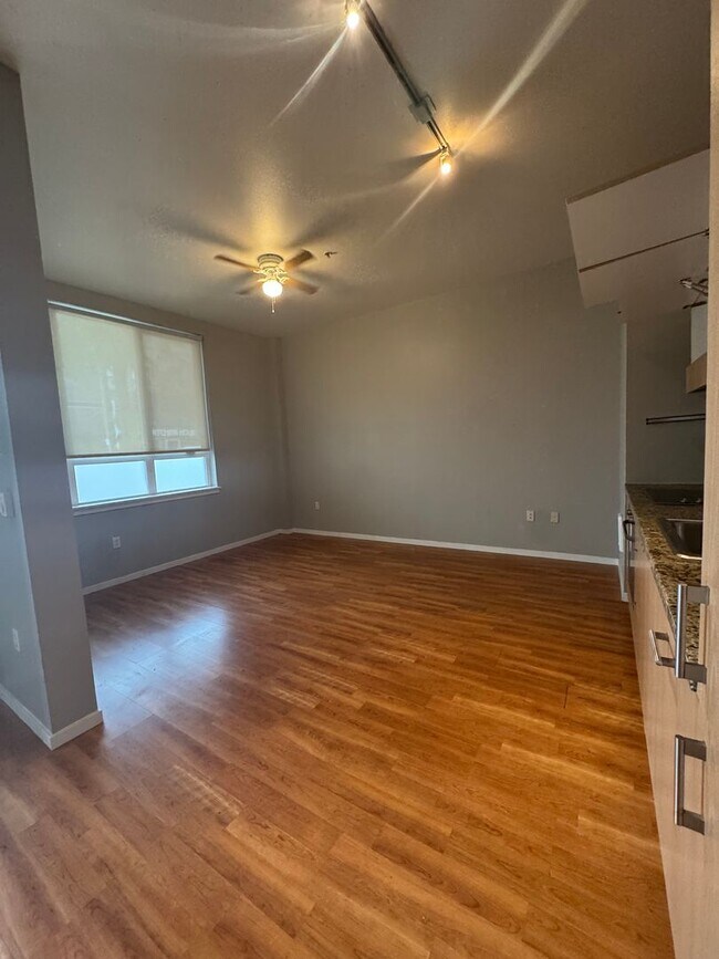 Hawthorne @ Ladd's - 1 & 2 Bedroom Apartment Homes, Portland, OR 97214 - photo 2