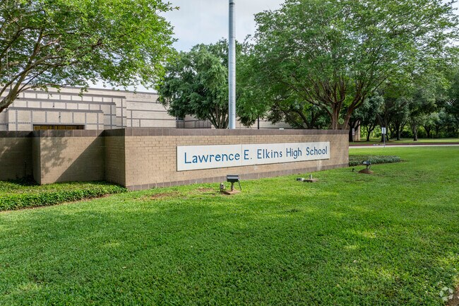 Elkins High School offers classes for grades 9-12 in the Missouri City area.