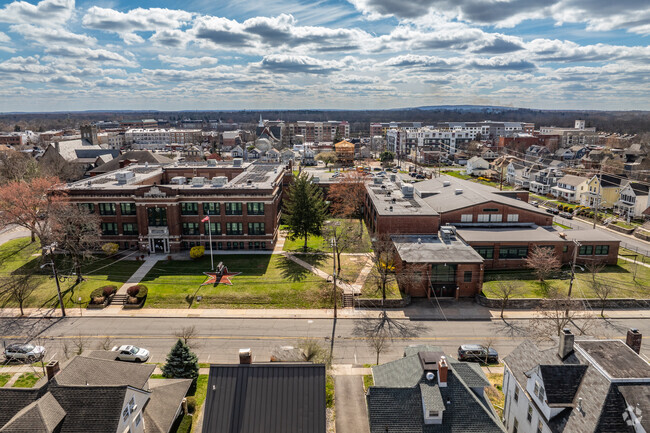 Somerville Middle School receives a B from Niche.