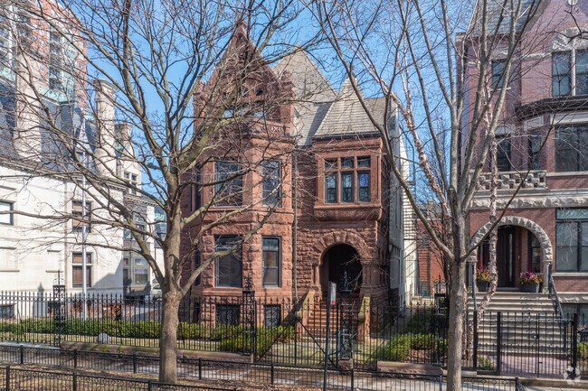 There are a few remaining 19th century estates in Prairie District.