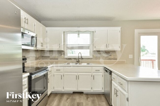 632 Fallbrook Ln, Clarksville, TN 37040 - photo 7