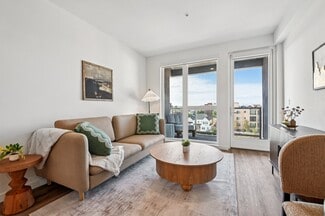 988 S Manhattan Place, Los Angeles, CA 90019