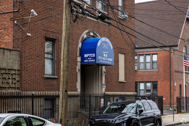 Achieve Community Charter School is a well rated public school in Newark, NJ.