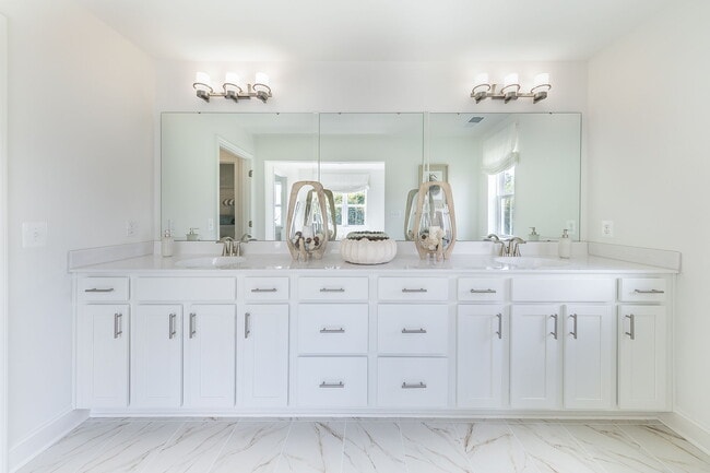 Linden_988_Brookfield_Drive_19-web-or-mls-IMG_4723.jpg