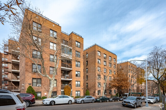 About The New Yorker, Forest Hills NY | HOAs, Reviews