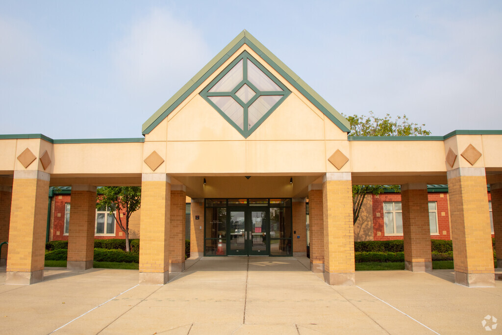 Brooks School Elementary School, Rankings & Reviews - Homes.com