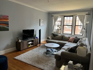 4 Greenway Ct Unit 3, Brookline, MA 02446