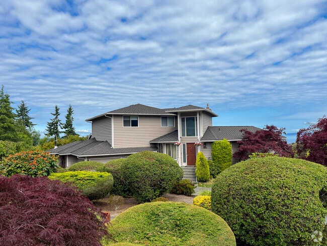There are plenty of beautiful Northwest Contemporary style homes in Boulevard Bluffs.