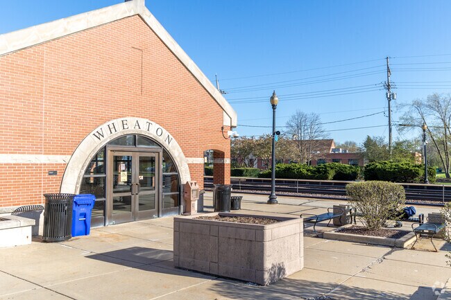 Residents of South Carol Stream can access Downtown Chicago via the local Metra Station.