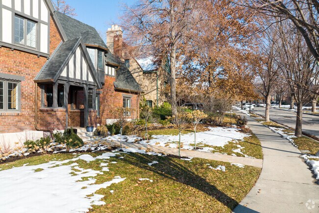 Street view of the various types of yards found in the East Central neighborhood.