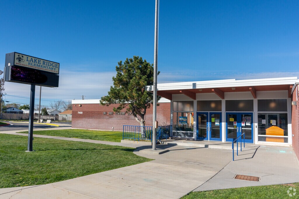 Lake Ridge Elementary School provides education in the neighborhood of
Magna.