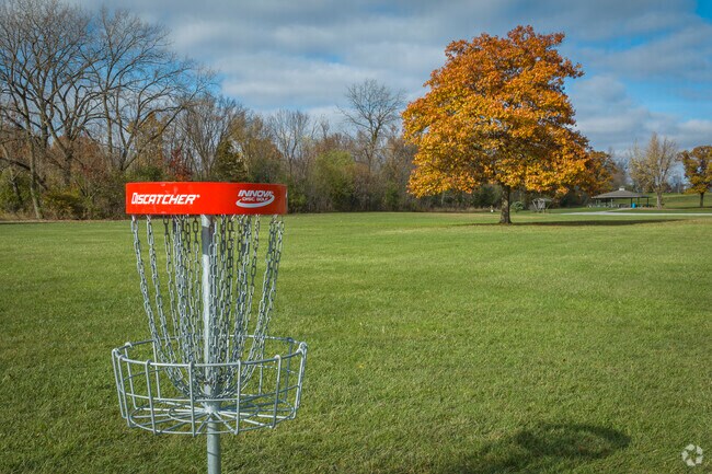 Many residents of Cedar Lake enjoy outdoor activities such as disc golf.