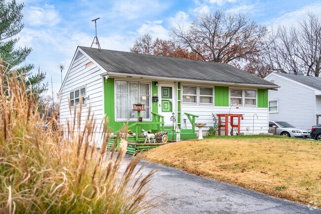 Single story homes with accents and and shutters are common in the Glasgow Village neighborhood.