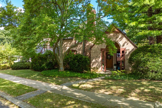 Manicured lawns adorn the Lincoln Park community.