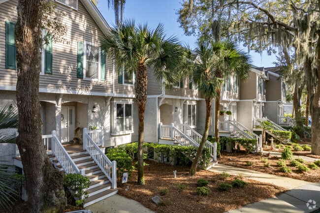 Some residents choose to live in townhomes or condos located on the neighborhoods north end.