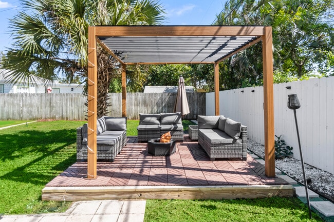 814 Franklin Rd unit B, West Palm Beach, FL 33405 - photo 3