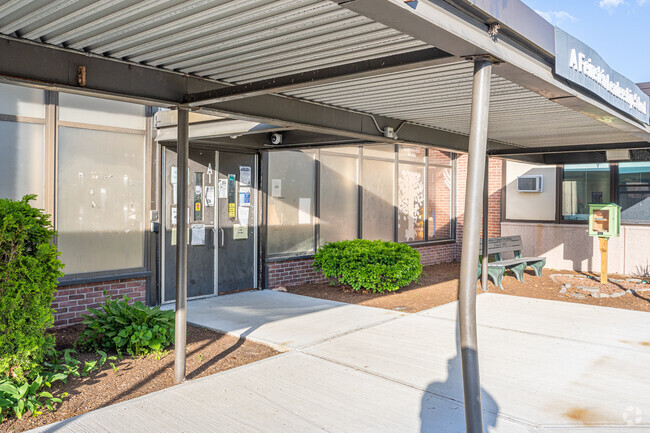 Holliman Elementary School offers a student teacher ratio of 15:1.
