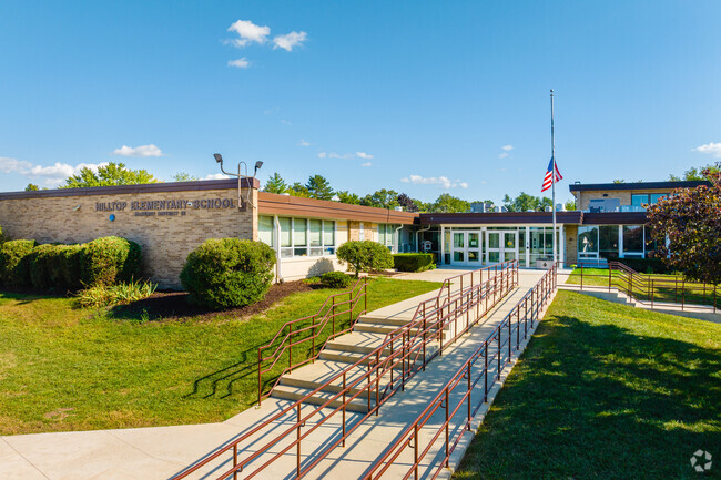 Hilltop Elementary School is an above average public school in McHenry, with about 500 students.