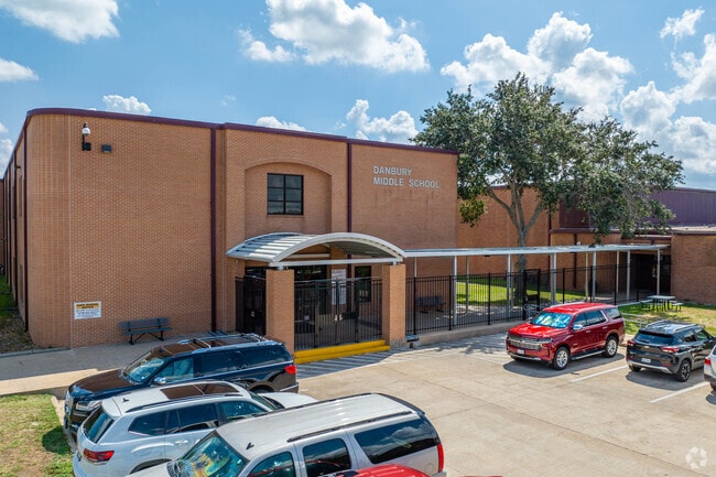 Danbury Middle School has a student teach ratio of 13:1 and serves grades 6-8.