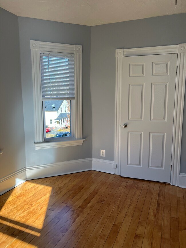 28 Paine St unit 2 R, Worcester, MA 01605 - photo 2