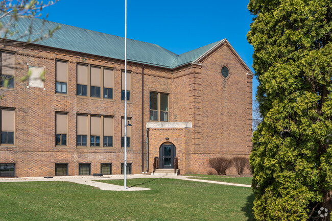 Barrie Elementary School has an average student to teacher ratio of 10 to 1.