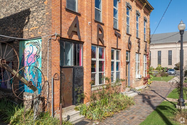 Art 634 is an art gallery and studio space for local artist to work and display their works.