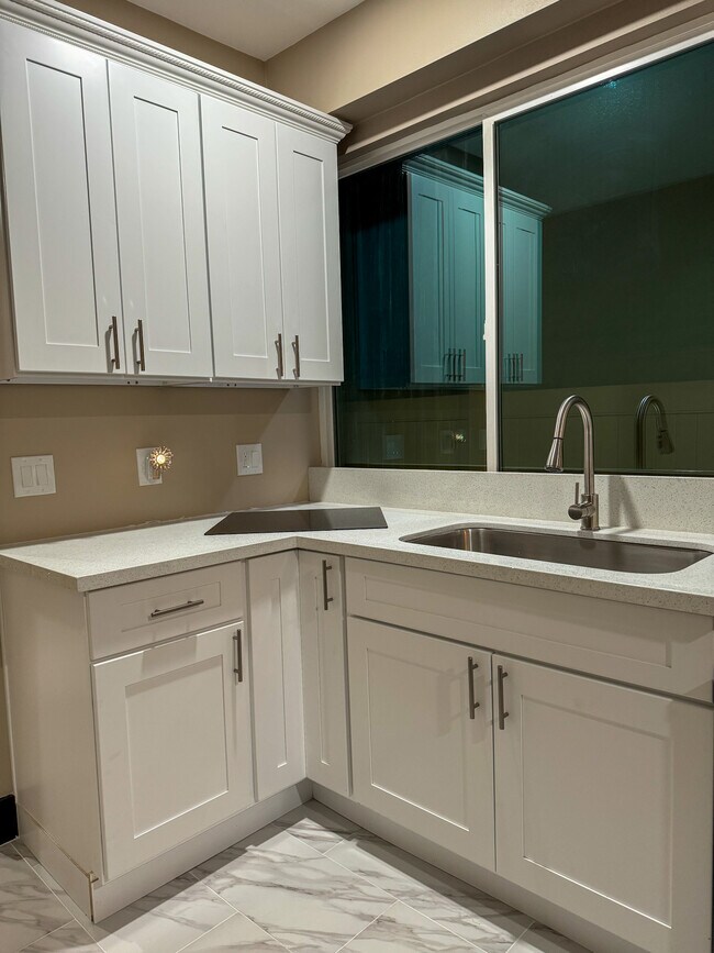Beautiful 1 bedroom apartment with small kitchen & bathroom. Quiet street. Secured property.