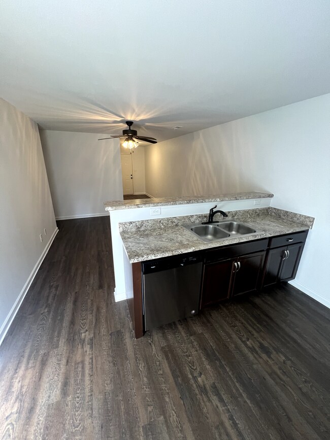 706 Needmore Rd Apartment 2 unit 2, Clarksville, TN 37040 - photo 3