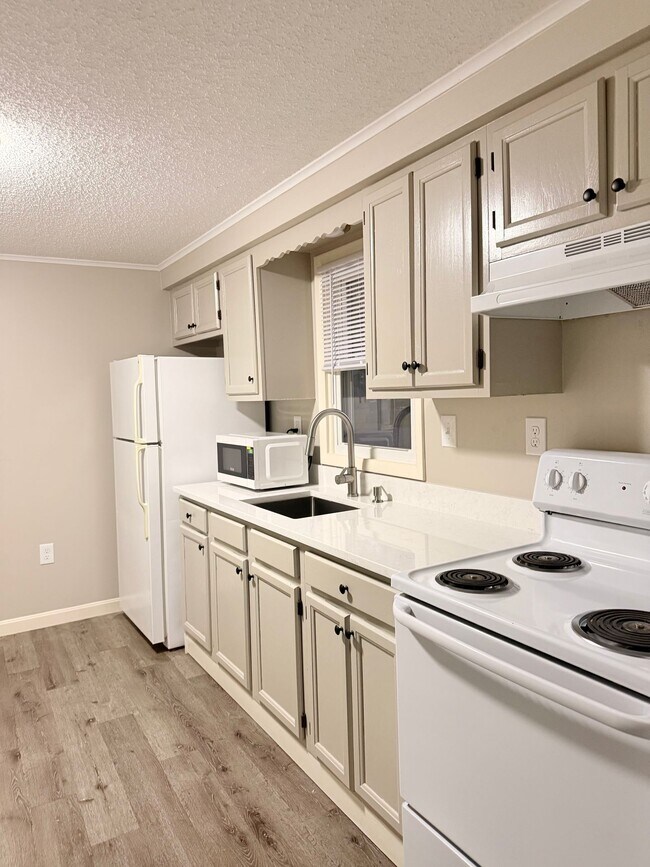 Pet-friendly Apartments for Rent in Hartford, VT!, White River Junction, VT 05001 - photo 2