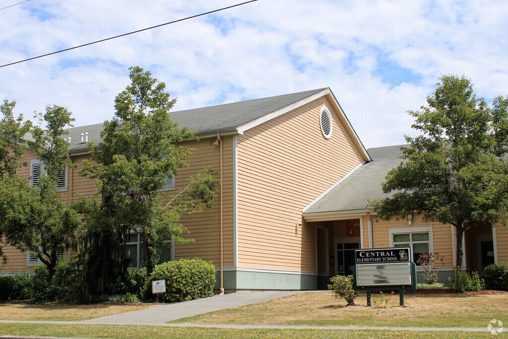 Central Elementary School situated in the Outlying Snohomish County neighborhood.