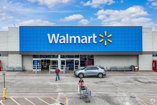 Commerce offers Walmart as a fresh food grocery option.