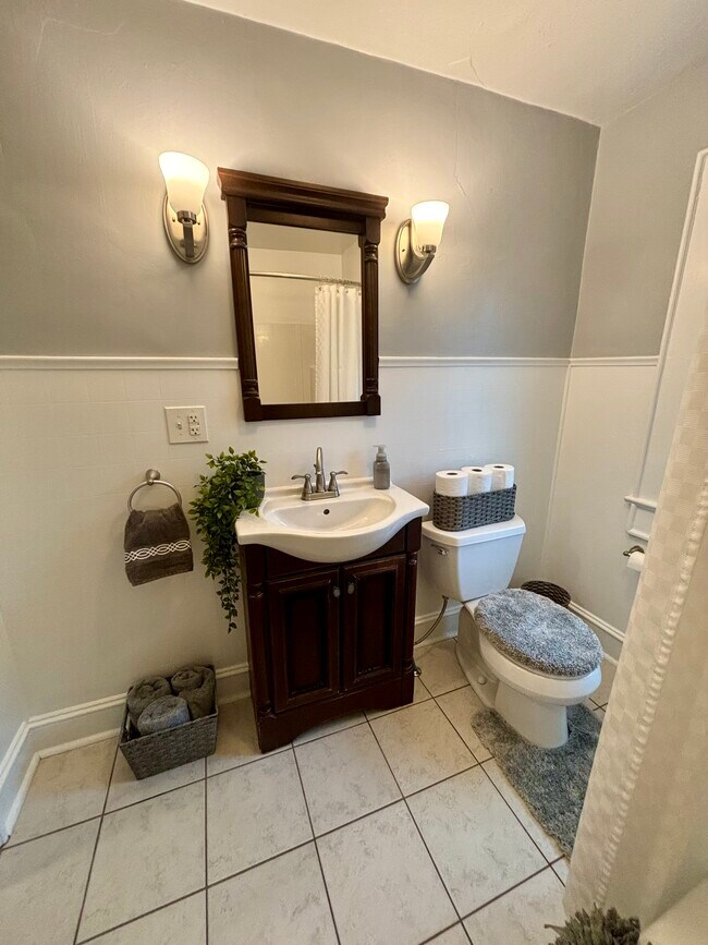 904 W Lackawanna Ave Unit 904-2nd floor, Blakely, PA 18447