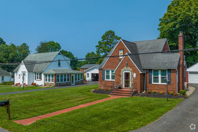 Enjoy your new home in a cozy cottage with lots of character in Kingsville.