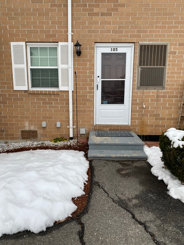 105 Elmwood Dr, Hudson, NH 03051