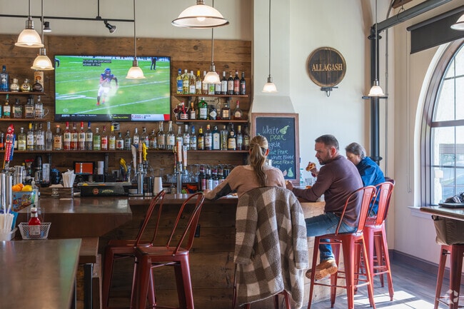 La Pizzeria Metro features a full bar and is a popular lunch spot near Ninth Ward.