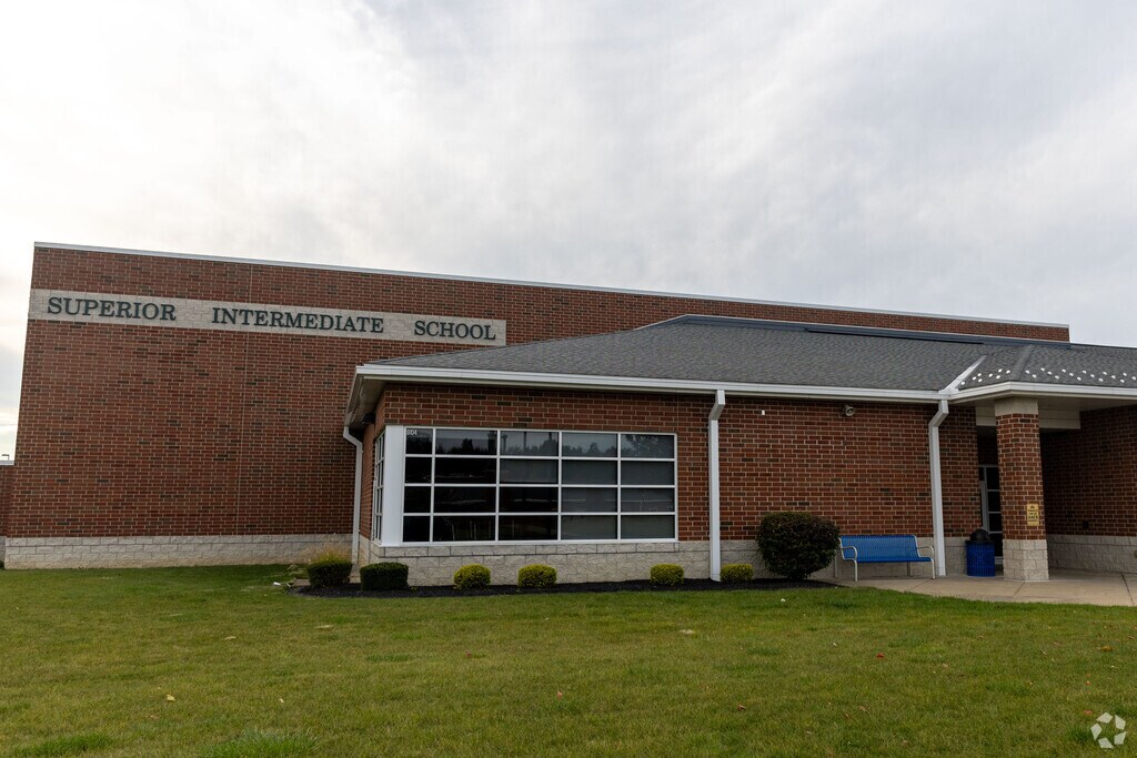 Lakeside Intermediate School provides education in the neighborhood of 
Ashtabula County.